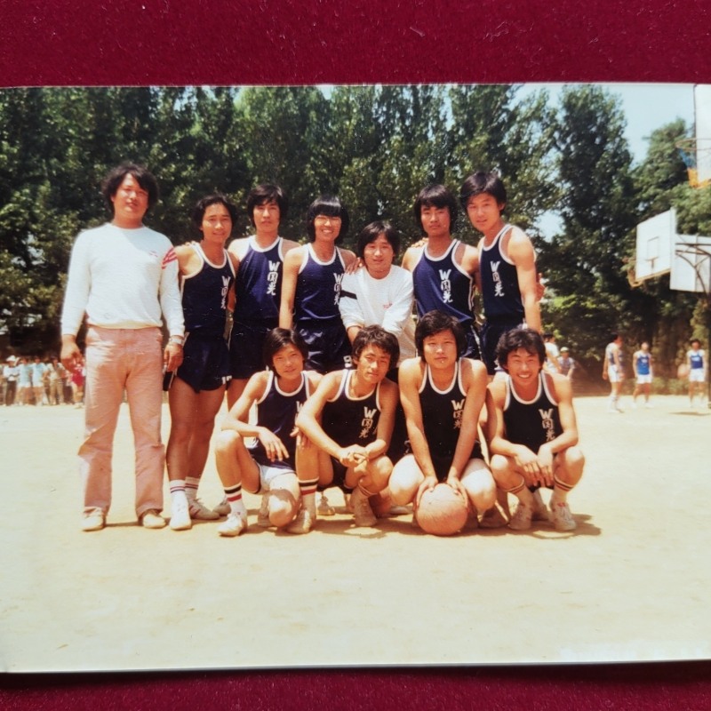 1982년 제1회 전국 10개 치과대학 체육대회 우승 할 때의 모습. 경북대 운동장에서 찍었다.   