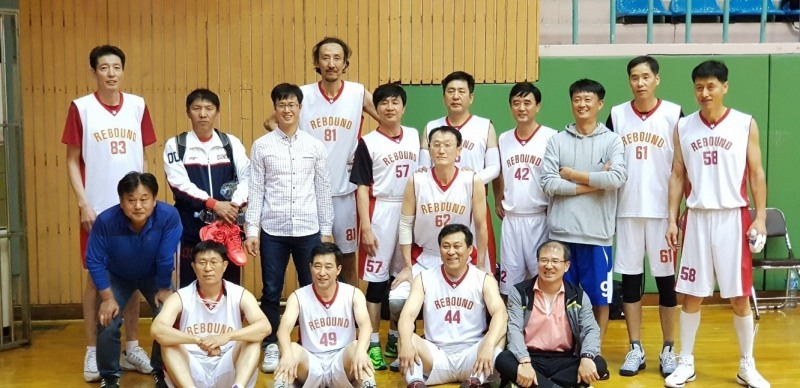 백재현 치과원장의 날렵한 슛 자세.