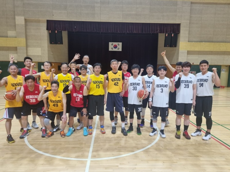 국내 시니어농구 최강 리바운드팀 선수 모습. 국내 최장신 센터였던 한기범씨 등 낯익은 얼굴도 보인다.