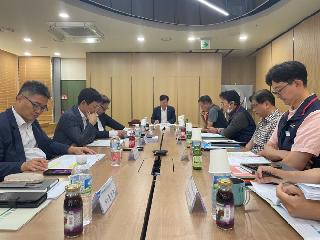 안병우 축산경제대표이사(가운데)가 2분기 산업안전보건위원회를 주재하고 있다. / 사진=농협경제지주 제공