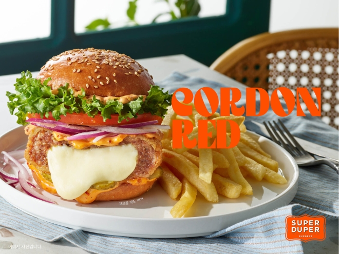 bhc그룹 슈퍼두퍼의 시즌 한정 메뉴 '꼬르동 레드 버거' / 사진=bhc그룹 제공