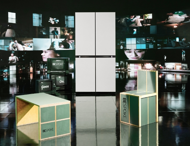 삼성전자가 이규한·김은하 작가와 협업해 비스포크 냉장고 광고 세트장·의상을 업사이클링한 아트 작품을 선보였다. 이규한 작가가 비스포크 냉장고의 새틴 세이지그린 패널과 촬영 세트장 가벽을 활용해 만든 테이블과 의자 세트 작품 / 이미지=삼성전자 제공