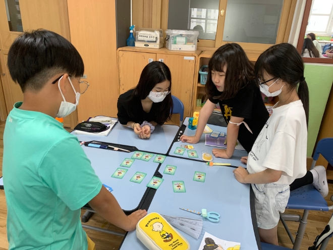 한화생명은 2015년부터 금감원 주관 ‘1사 1교 금융교육’의 일환으로 결연 초·중·고교 학생들에게 경제·금융교육을 실시하고 있다. 지난 13일 열린 ‘한화생명 경제교실’에 대구 와룡초등학교 6학년 학생들이 참여하고 있다. / 사진=한화생명 제공