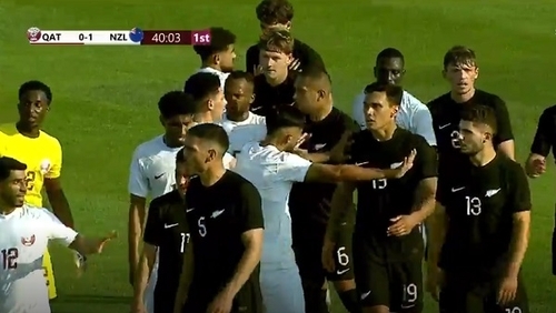 사진: 뉴질랜드와 카타르 선수들이 옥신각신하는 모습/ 1뉴스 사이트 캡처