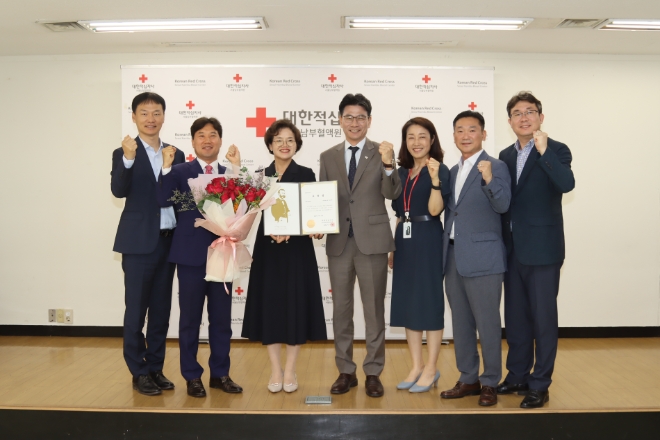 조은주 NH농협은행 서울본부장(왼쪽 세번째)과 이재용 대한적십자사 서울남부혈액원장(왼쪽 네번째)이 직원들과 표창 수여식 기념촬영을 하고 있다. / 사진=NH농협은행 제공