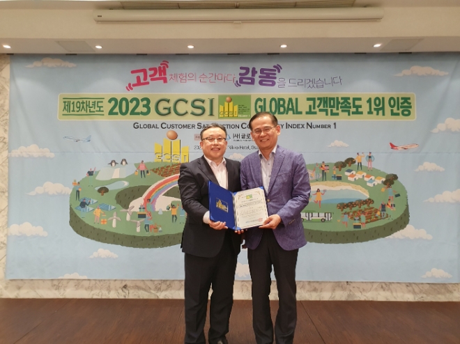 지난 6월 8일 일본 오사카 소재 닛코호텔에서 열린 글로벌고객만족도 시상식에서 신한은행 소비자보호부 류동우 부장(우측)과 글로벌경영협회 심영인 사무처장이 기념촬영 하는 모습. / 사진=신한은행 제공