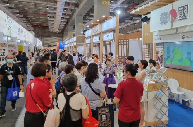 대만국제식품박람회(FOOD TAIPEI 2023) ‘한국관’을 찾은 관람객들이 관계자의 설명을 듣고 있다. / 사진=한국농수산식품유통공사 제공