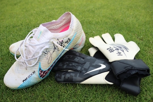 사진: 김준홍과 이영준이 기증한 골키퍼 장갑과 축구화/ 김천 상무 제공