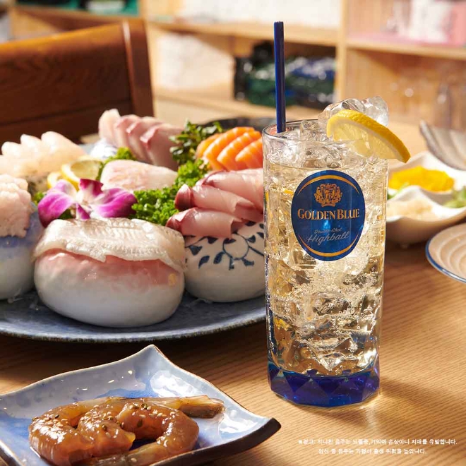 ㈜골든블루는 출시 3주년을 맞은 K-하이볼 ‘골든 하이볼’의 올해 판매량이 전년 동기 대비 272% 이상 증가했다고 20일 밝혔다. 사진은 '골든 하이볼'이 모듬회와 페어링 된 모습. (사진 = ㈜골든블루 제공)