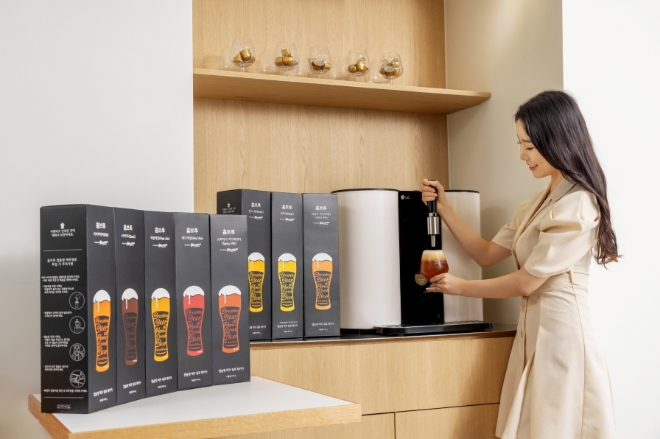LG전자는 프리미엄 수제맥주제조기 ‘LG 홈브루’로 즐기는 마일드 IPA 캡슐 패키지를 지난 19일 출시했다고 20일 밝혔다. (사진 = LG전자 제공)