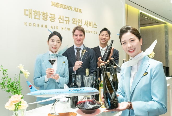 대한항공은 지난 8일 진행된 글로벌경영협회주관 ‘2023년 글로벌 고객만족도우수기업’ 시상식에서 항공여객운송서비스 부문 1위를 차지했다고 20일 밝혔다. 사진은 지난해 10월 13일 서울 포시즌스 호텔에서 열린 신규 기내 와인 발표회에서 마크 알머트 (왼쪽에서 두 번째)와 대한항공 객실 승무원들이 기념 촬영을 하는 모습. (사진 = 대한항공 제공)