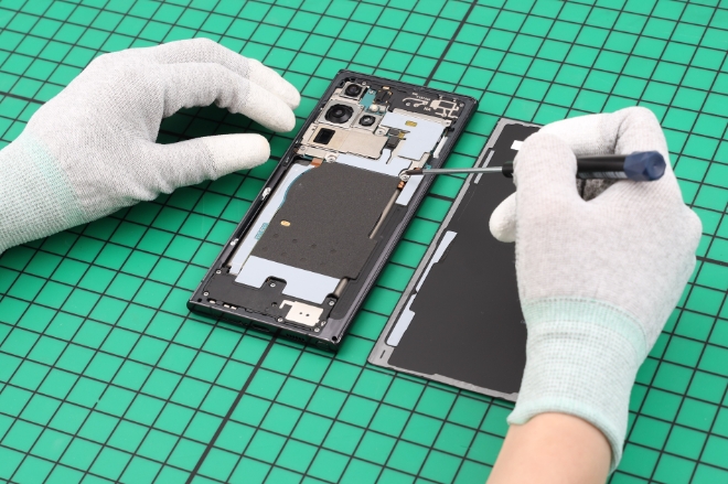 갤럭시 S22 울트라 제품을 자가 수리 하는 모습. / 사진=삼성전자 제공