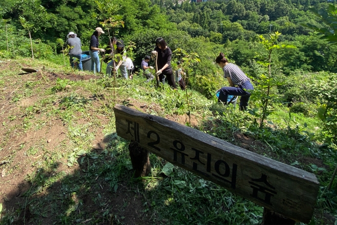 유진투자증권 임직원들이 ‘1억보 걷고 기부하기’ 챌린지에 성공하여 노을공원에서 기부한 500그루의 나무를 기부하였다. 지난 17일 기부한 나무를 임직원들이 직접 심고있다. /사진=유진투자증권 제공