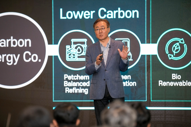 지난해 6월, 김준 SK이노베이션 부회장이 미국 캘리포니아주 새너제이에서 열린 ‘SK이노베이션 글로벌 포럼’ 기조연설에서SK이노베이션의 그린 포트폴리오(Green Portfolio) 구축 방향과 사업모델 혁신 의지를 소개하고 있다. / 사진=SK이노베이션 제공