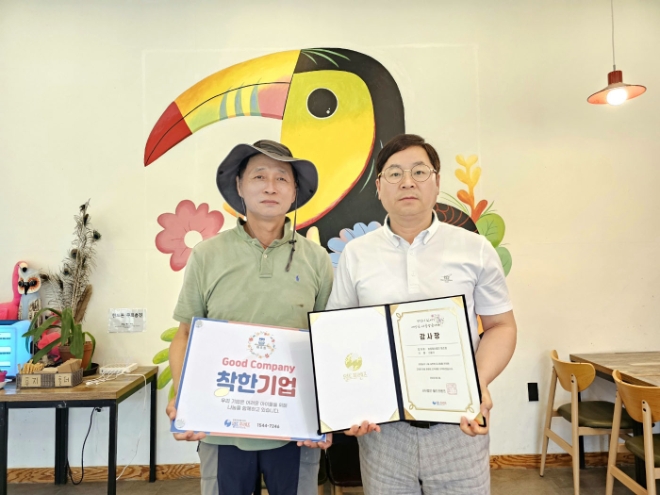 (좌측) 화조원 대표이사 신동각, (우측)월드프렌즈 이사장 김성용 / 사진=월드프렌즈 제공