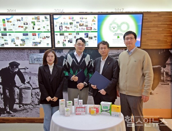 (왼쪽부터)중국KCM관계자,KCM대표이사,동성제약이양구대표이사,동성제약나원균국제전략실실장(동성제약제공)