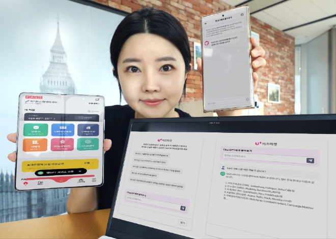 LG유플러스는 기업 솔루션 통합 판매 포털 'U+비즈마켓' 공식 웹사이트와 본인인증 간편인증 서비스 'PASS by U+' 앱에 AI챗봇 서비스 '챗GPT'를 도입해 고객의 이용 경험을 혁신하고 서비스 경쟁력을 강화해 나간다고 21일 밝혔다. 사진은 LG유플러스 임직원이 챗GPT가 도입된 U+비즈마켓 공식 웹페이지와 PASS앱을 소개하고 있는 모습. (사진 = LG유플러스 제공)