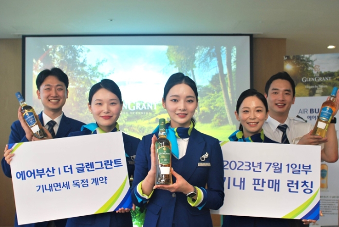 에어부산은 위스키 대표 브랜드 ‘더 글렌그란트’와 독점 계약을 체결한 가운데 이를 기념해 사내 시음회를 개최했다고 21일 밝혔다. 사진은 에어부산 캐빈승무원들이 더 글렌그란트 독점 계약 기념 촬영을 하고 있는 모습. (사진 = 에어부산 제공)