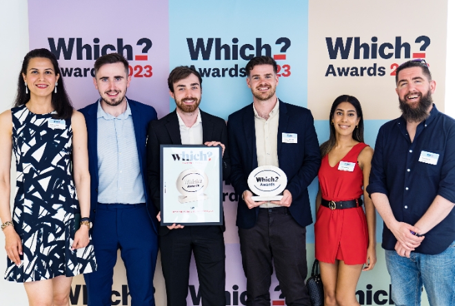 LG전자는 영국에서 4년 연속 ‘올해의 홈 엔터테인먼트 브랜드’로 선정됐다고 21일 밝혔다. 사진은 LG전자 영국법인 관계자들이 '위치 어워드 2023'에 참석해 수상 기념 촬영을 하고 있는 모습. (사진 = LG전자 제공)