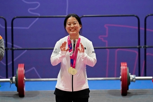 사진: 금메달 4개 목에건 역도대표팀 이은서 선수/ 연합뉴스