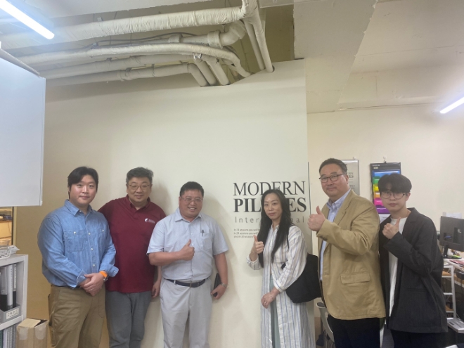 사진=모던필라테스 김항진 대표(왼쪽 두번째)와 황메이오 대만국립대학 책임교수(오른쪽 세번째)가 지난 14일 모던필라테스 본사에서 인턴쉽 협약을 체결하고 기념촬영을 하고 있다.