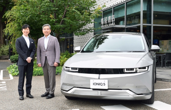 도쿄 다이칸야마 티사이트(T-SITE)에서 현대차 장재훈 사장, CCC의 다카하시 야스노리 대표이사 사장 겸 COO가 아이오닉 5 앞에서 기념촬영을 하고 있다. / 사진=현대차그룹 제공