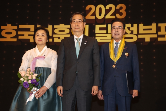 이성희 농협중앙회장(맨 오른쪽)은 22일 오전 서울 중구 앰배서더 풀만 서울호텔에서 열린 호국보훈의 달 정부포상식에 참여해 국민훈장 모란장을 수여받고 한덕수 국무총리(가운데)와 기념촬영하고 있다. / 사진=농협 제공