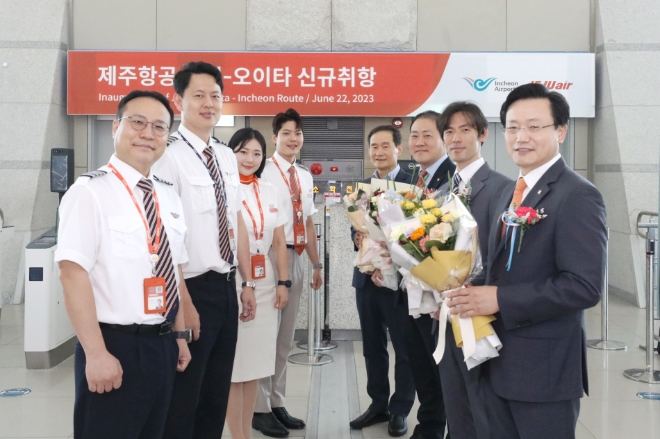 제주항공은 인천-오이타 노선에 주3회(화·목·토)일정으로 운항을 시작했다고 22일 밝혔다. 사진은 22일 오전 인천국제공항에서 진행된 제주항공 인천-오이타 노선 신규취항식에 참석한 김이배 대표이사(오른쪽) 등 관계자들이 승무원들에게 꽃다발을 전달하는 모습. (사진 = 제주항공 제공)