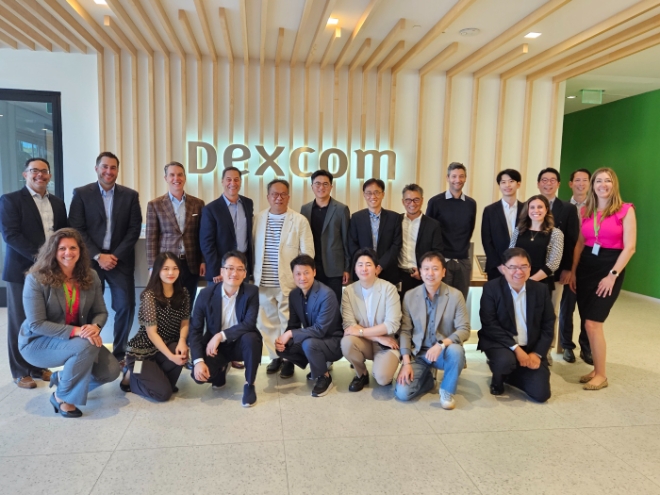카카오헬스케어는 미국 샌디에고 덱스콤 본사에서 연속혈당측정기(이하 CGM) 기반 혈당관리 서비스의 글로벌 사업 협력을 위한 본계약을 체결했다고 22일 밝혔다. 사진은 카카오헬스케어·덱스콤 임직원 단체 촬영 모습. (사진 = 카카오헬스케어 제공)