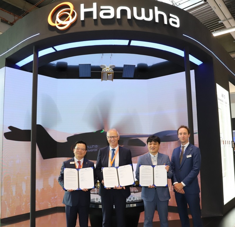 (사진 왼쪽부터) 어성철 한화시스템 대표이사, 마이클 피터(Michel Peters) NLR 대표, 정민철 한국공항공사 IAM사업단장, 행크 반 다이크(Henk van Dijk) NLR 항공우주 운영 담당 부사장 / 사진=한화시스템 제공