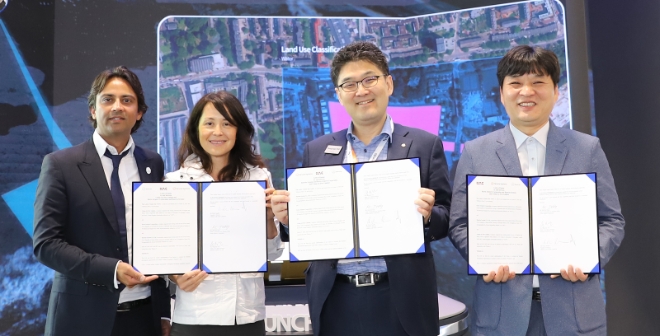 (사진 왼쪽부터) 리키 산두(Ricky Sandhu) UAP 설립자 겸 회장, 안드레아 우(Andrea Wu) UAP CEO, 유동완 한화시스템 에어스페이스부문 사업대표, 정민철 한국공항공사 IAM사업단장 / 사진=한화시스템 제공