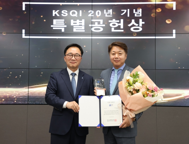 삼성전자서비스 대표이사 송봉섭 부사장이 다양하고 혁신적인 비대면 채널 운영 등 국내 서비스 산업의 발전에 기여한 공로로 한국능률협회컨설팅으로부터 ‘특별 공헌상’을 수상했다고 23일 삼성전자서비스는 밝혔다. 사진은 삼성전자서비스 송봉섭 대표이사(오른쪽)가 한국능률협회컨설팅 한수희 대표이사(왼쪽)에게 '특별 공헌상'을 수여받는 모습. (사진 = 삼성전자서비스 제공)