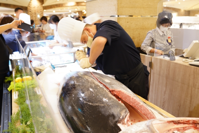 23일 서울시 강남구 현대백화점 본점에서 열린 북대서양 참다랑어 할인 행사에서 동원산업 소속 셰프가 참다랑어 해체쇼를 진행하고 있다. / 사진=동원산업 제공