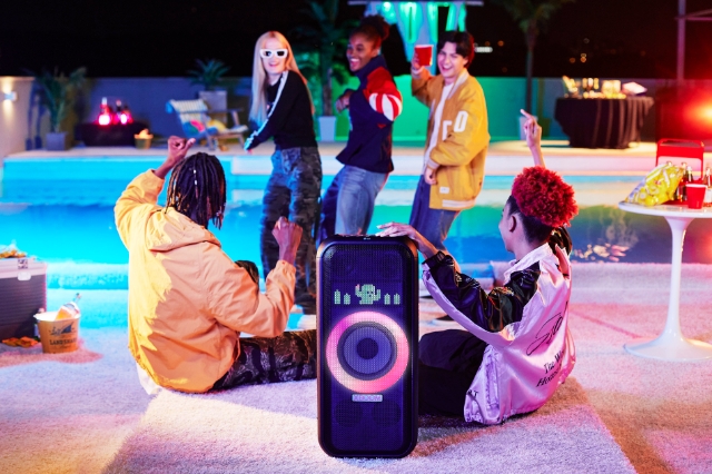 LG전자가 내장 배터리를 탑재해 실내는 물론 실외에서도 최대 250W의 강력한 사운드를 즐길 수 있는 포터블 파티스피커 LG 엑스붐을 출시했다. /이미지=LG전자 제공