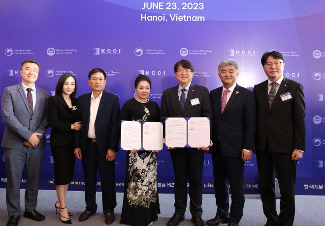 한-베트남 경제사절단으로 참여한 대우건설은 지난 23일 베트남 하노이에서 베트남 건설개발 투자기업인 TTA와 신재생에너지 사업에 대한 포괄적 협력 MOU를 체결했다고 26일 밝혔다. 사진은 대우건설 정원주 회장(오른쪽에서 두 번째)과 한승 해외사업단장(오른쪽에서 세 번째)이 베트남 신재생에너지기업 TTA(응우엔 티 응옥 회장. 사진 가운데)와 MOU 체결 뒤 기념 촬영을 하고 있는 모습. (사진 = 대우건설 제공)