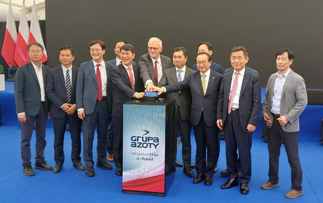 지난 22일 현대엔지니어링이 수행중인 폴란드 '폴리머리 폴리체 PDH/PP' 프로젝트 현장에서 진행된 초도 생산 기념 행사에서 현대엔지니어링 홍현성 대표이사(사진 앞줄 왼쪽에서 네 번째), 발주처 PDH Polska S.A.의 안드제이 니에빈스키(Andrzej Niewiński) 대표(사진 앞줄 왼쪽에서 다섯 번째), 한국해외인프라도시개발지원공사(KIND) 이강훈 사장(사진 앞줄 오른쪽에서 세 번째) 등 관계자들이 직접 초도 생산 개시 버튼을 누르고 있다. / 사진=현대엔지니어링 제공