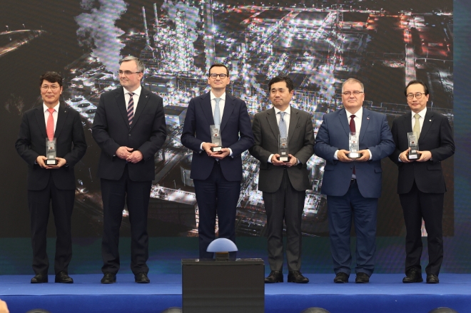 지난 22일 현대엔지니어링이 수행중인 폴란드 '폴리머리 폴리체 PDH/PP' 프로젝트 현장에서 진행된 초도행사 기념 행사에 참석한 (사진 왼쪽부터) 현대엔지니어링 홍현성 대표이사, Grupa Azoty 토마스 힌츠(Tomasz Hinc) 회장, 마테우시 모라비에츠키(Mateusz Morawiecki) 폴란드 총리, 주폴란드대한민국대사관 임훈민 대사, 야책 사신(Jacek Sasin) 폴란드 부총리, 한국해외인프라도시개발지원공사(KIND) 이강훈 사장이 기념사진을 촬영하고 있다. / 사진=현대엔지니어링 제공