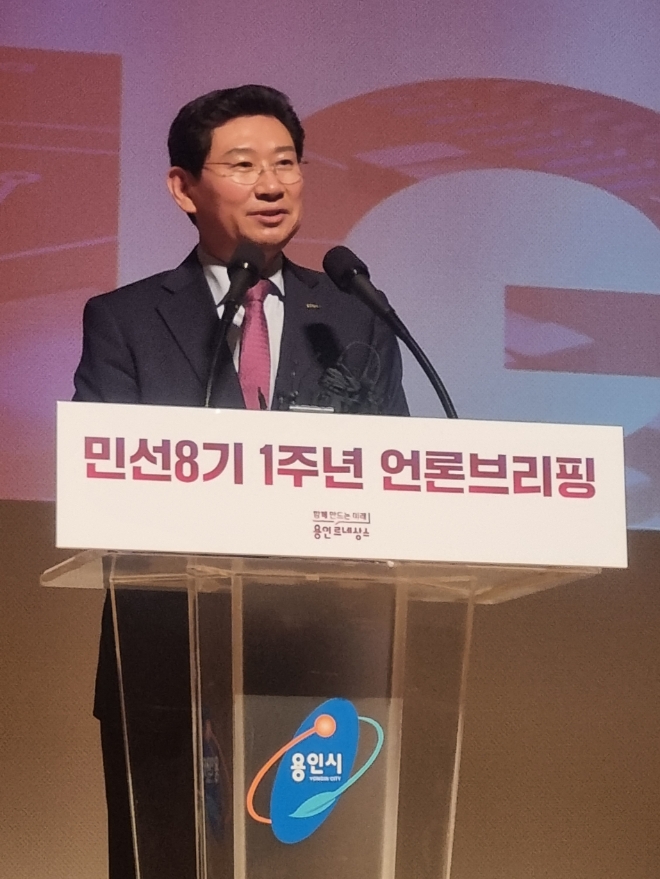 이상일 용인특례시장이 26일 오후 용인시청 에이스홀에서 취임 1주년을 앞두고 시정브리핑을 통해 지난 1년간의 성과와 향후과제를 제시하고 있다.(사진=김형운 기자)