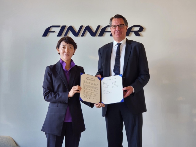 핀에어는 하나투어와 ‘지속가능한 여행 프로그램’ 공동 개발을 위한 업무 협약을 체결했다고 27일 밝혔다. 사진은 올레 오버 핀에어 상용 부문 수석 부사장과 송미선 하나투어 대표가 기념 촬영 하는 모습. (사진 = 핀에어 제공)