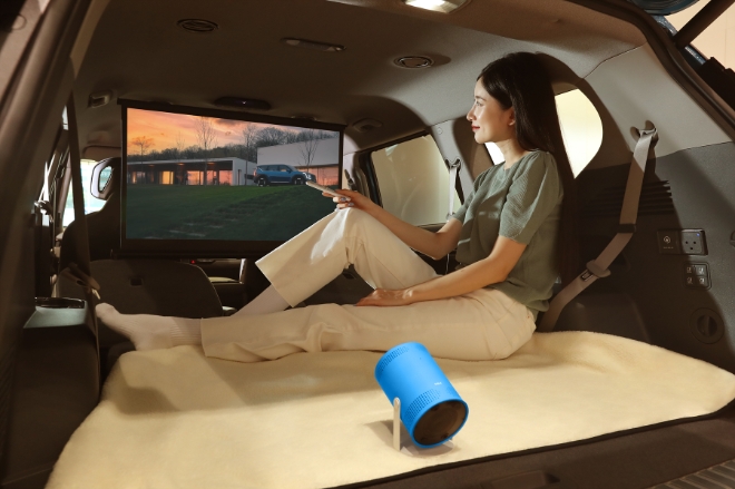 삼성전자는 기아 플래그십 SUV ‘EV9’ 출시를 기념해 포터블 스크린 ‘더 프리스타일 EV9 에디션’을 선보인다고 27일 밝혔다. 사진은 삼성전자 모델이 부천 기아플래그쉽 스토어에서 '더 프리스타일 EV9 에디션'을 소개하고 있는 모습. (사진 = 삼성전자 제공)