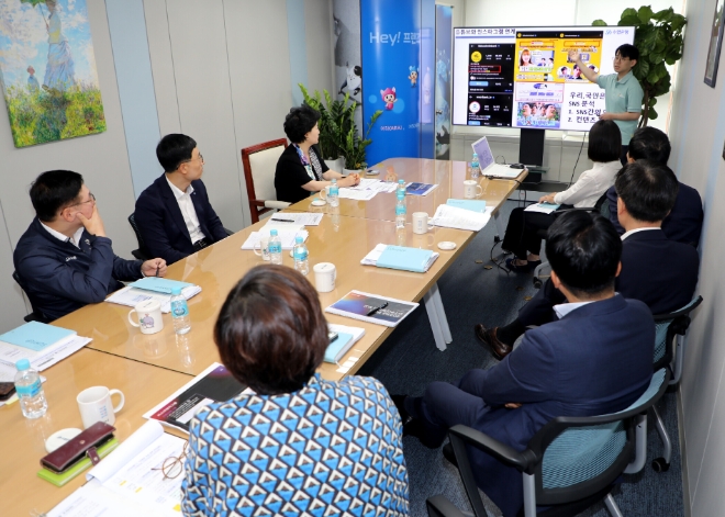 Sh수협은행(은행장 강신숙)은 창의적인 디지털 기업문화를 정착시켜 나아가기 위해 MZ세대 직원들이 경영진에게 최신 디지털 트렌드를 알려주는 ‘디지털 역멘토링’ 제도를 도입했다고 밝혔다. 사진은 27일, 강신숙 은행장을 비롯한 주요 임원들이 참석한 가운데 열린 ‘제2차 디지털 역멘토링’ 모습. / 사진=Sh수협은행 제공
