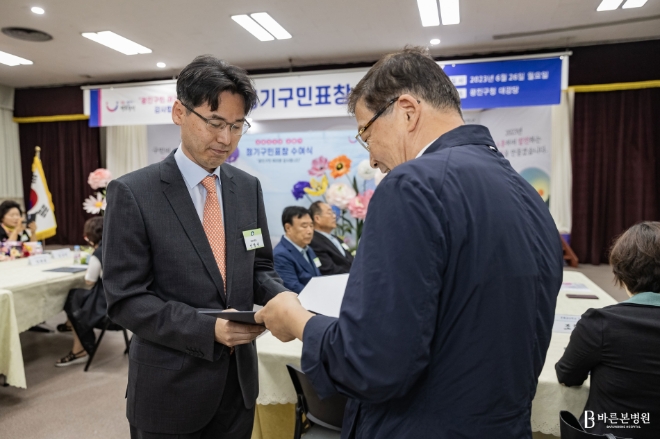 사진:구민표창을 수상하고있는 바른본병원 안형권 대표원장
