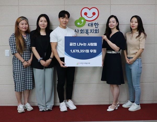 사진 : ‘재테크는 스크루지’(가운데)와 ‘끝전 나누는 사람들’의 기부금 전달식