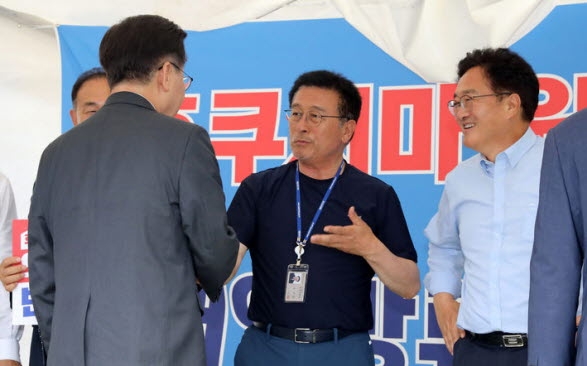 이재명 더불어민주당 대표가 지난 26일 오후 서울 여의도 국회 본청 앞에서 후쿠시마 오염수 방류 저지를 위한 단식농성장을 방문해 단식중인 우원식 더불어민주당 의원, 윤재갑 의원과 인사를 하고 있다.(뉴시스)