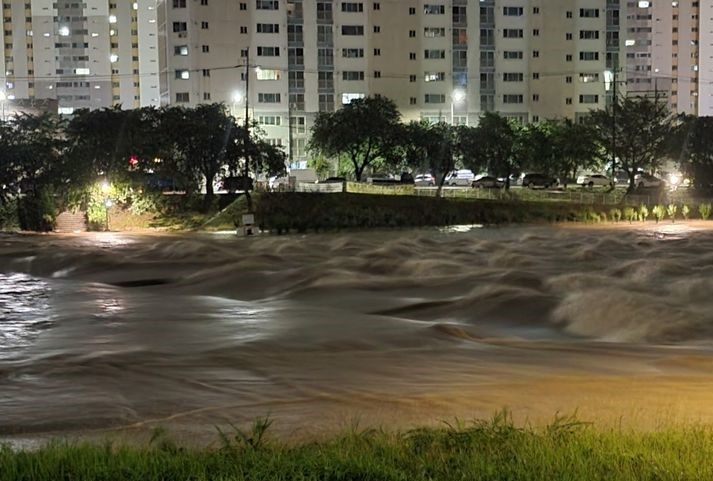 광주에 호우경보가 내려진 27일 오후 서구 광주천변 물이 불어나 있다.