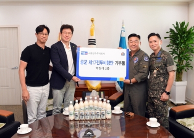 서울장수주식회사(왼쪽에서 두 번째)가 공군 제17전투비행단(오른쪽 두 번째)을 찾아 기부품을 전달하고 있다. (이미지 제공 = 서울장수)