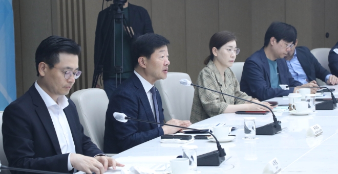 대한상공회의소(회장 최태원)는 산업통상자원부, EY한영과 공동으로 28일 세종대로 대한상의회관에서 ‘제14차 대한상의 ESG경영 포럼’을 개최하고 ESG 기반 신사업 창출전략 등 최근 ESG 현안과 시사점에 대해 논의했다. 우태희 대한상의 상근부회장(왼쪽에서 두번째)이 인사말을 하고 있다. / 사진=대한상공회의소 제공