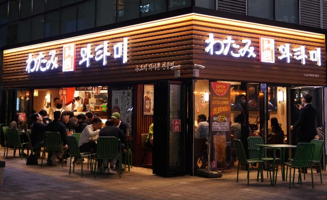 제너시스BBQ 그룹이 일본 외식 기업 와타미(和民)와 합작하여 송파구 문정동 법조타운에 오픈한 서울 속 정통 선술집 '와타미' 1호점을 오픈했다. / 사진=제너시스BBQ 제공