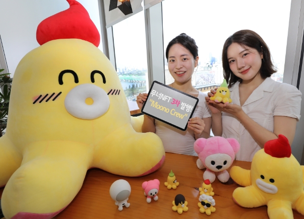 LG유플러스는 오는 7월 12일 무너, 홀맨, 아지 등 자사 대표 캐릭터들로 만든 ‘무너크루NFT’를 발행, 판매하고 다양한 구매 혜택을 제공한다고 28일 밝혔다. 사진은 무너크루NFT를 소개하는 LG유플러스 모델의 모습.