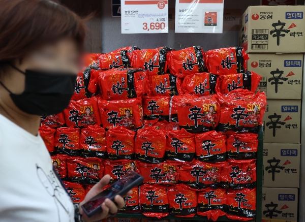 농심이 7월 1일부로 신라면과 새우깡의 출고가를 인하한다고 27일 밝혔다. 소매점 기준 1천원에 판매되는 신라면 한 봉지의 가격은 50원, 1천500원인 새우깡은 100원 각각 낮아질 것으로 예상된다. 이날 한 대형마트에 신라면이 진열돼 있는 모습. / 연합뉴스